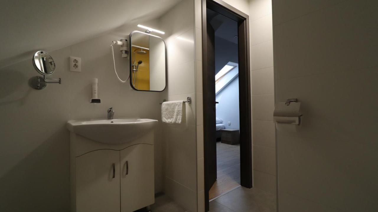 Jam Panzio Hotel คาปูวาร์ ภายนอก รูปภาพ